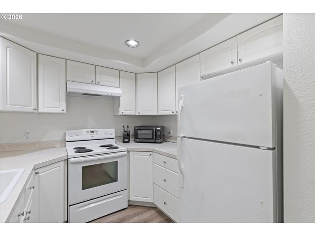 13949 BEAVERCREEK Rd 102, Oregon City, OR 97045