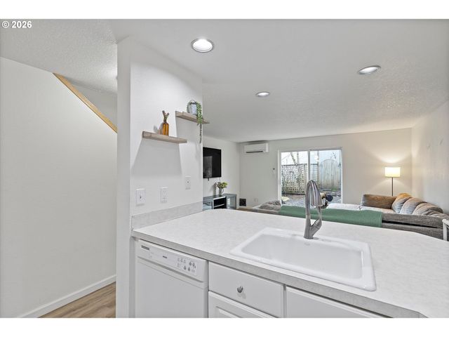 13949 BEAVERCREEK Rd 102, Oregon City, OR 97045