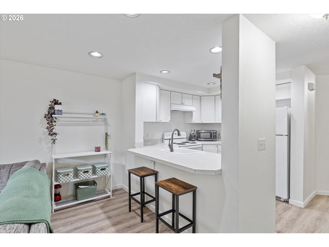 13949 BEAVERCREEK Rd 102, Oregon City, OR 97045