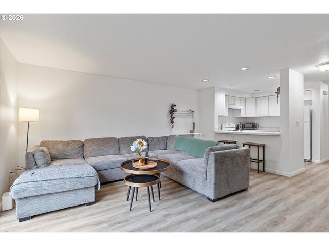 13949 BEAVERCREEK Rd 102, Oregon City, OR 97045