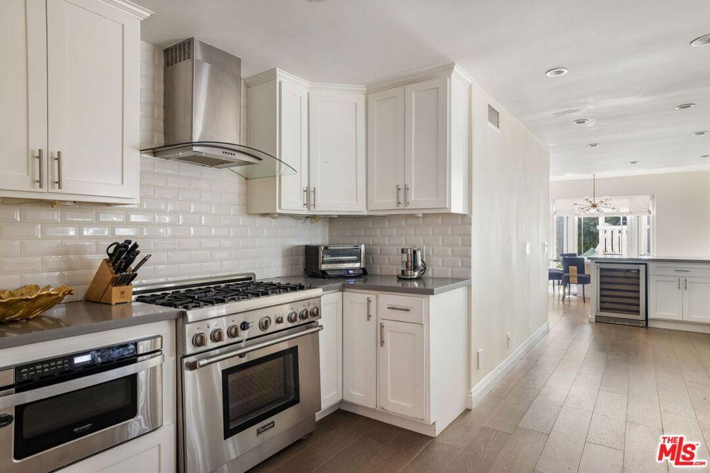 Image 16 of property listing at 1124 Sierra Alta Way, Los Angeles, CA 90069