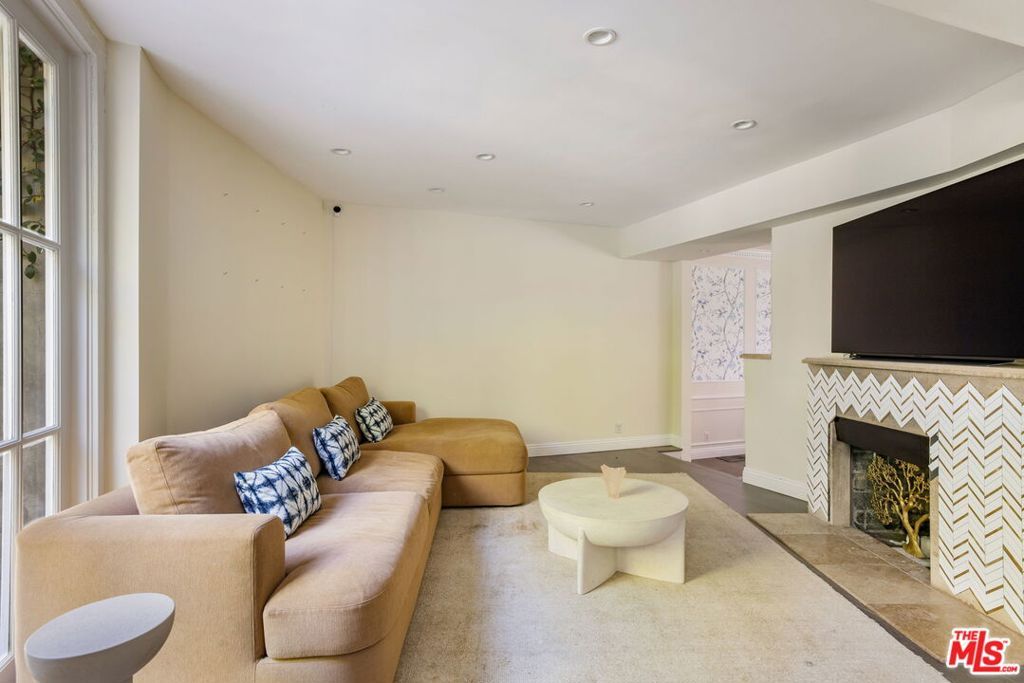Image 19 of property listing at 1124 Sierra Alta Way, Los Angeles, CA 90069