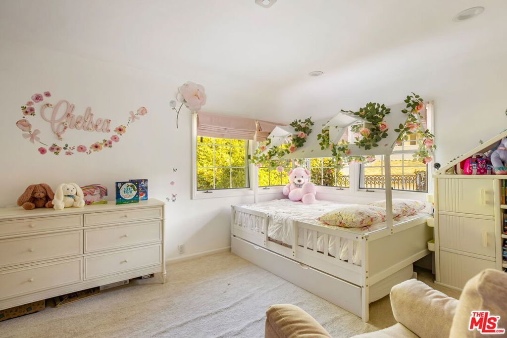 Image 35 of property listing at 1124 Sierra Alta Way, Los Angeles, CA 90069