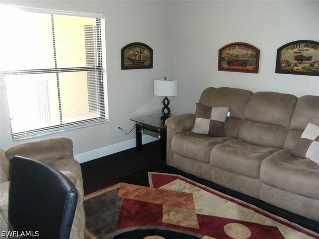 230 Vintage CIR 504, Naples, FL 34119