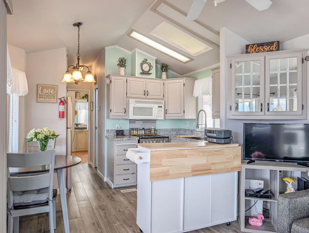 Image 13 of property listing at 70200 Dillon Road 105, Desert Hot Springs, CA 92241