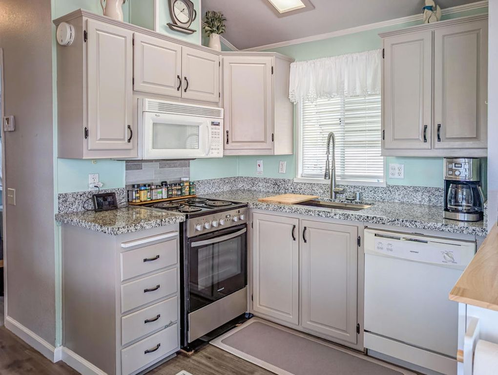 Image 14 of property listing at 70200 Dillon Road 105, Desert Hot Springs, CA 92241