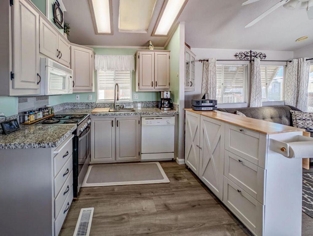 Image 15 of property listing at 70200 Dillon Road 105, Desert Hot Springs, CA 92241