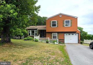 826 LARK DR, Harrisburg, PA 17111