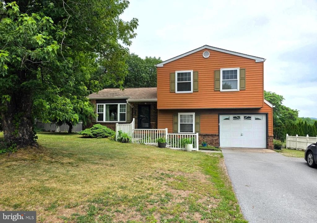 826 LARK DR, Harrisburg, PA 17111