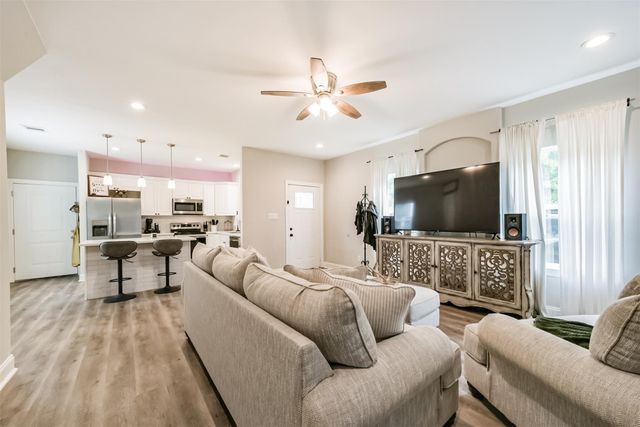 725 Magnolia Point Drive, Houston, TX 77336
