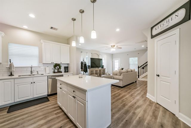 725 Magnolia Point Drive, Houston, TX 77336