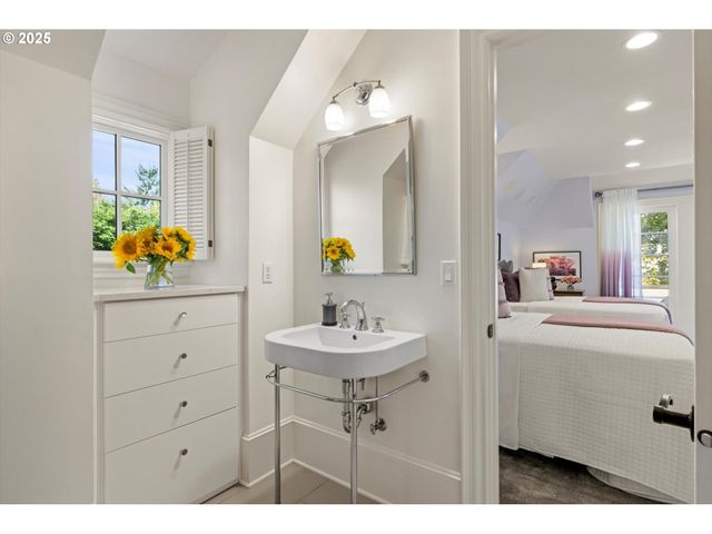 1948 Sw TERRACE Dr, Portland, OR 97201