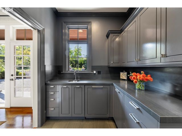 1948 Sw TERRACE Dr, Portland, OR 97201