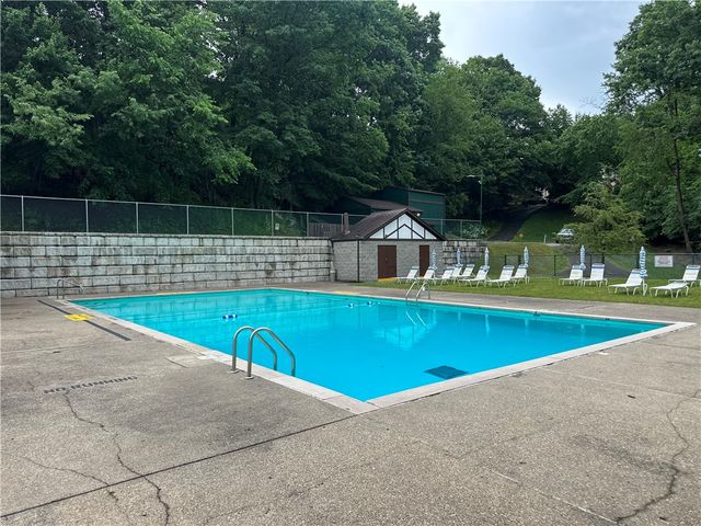 515 Kingsberry Ct, Ross Twp, PA 15237