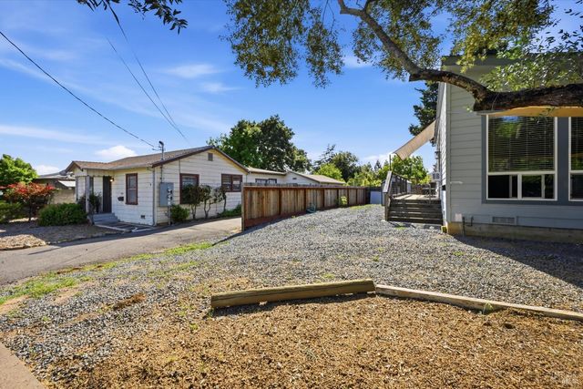 819-821 Center St, Healdsburg, CA 95448