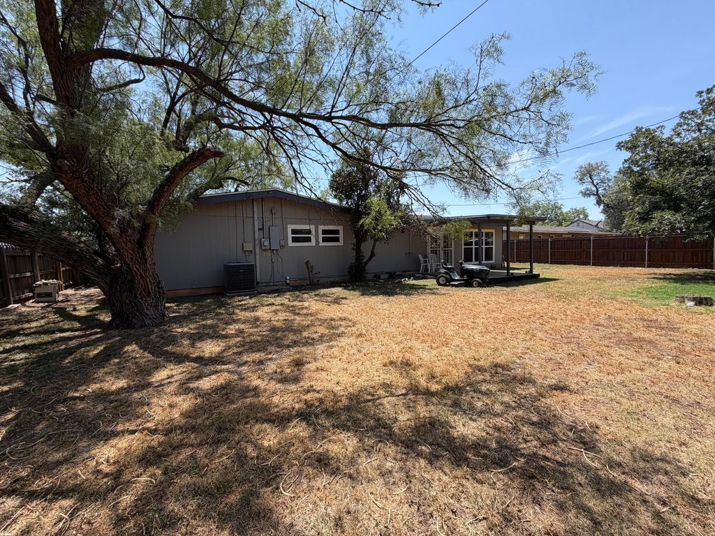 Image 14 of property listing at 2702 University Avenue, San Angelo, TX 76904
