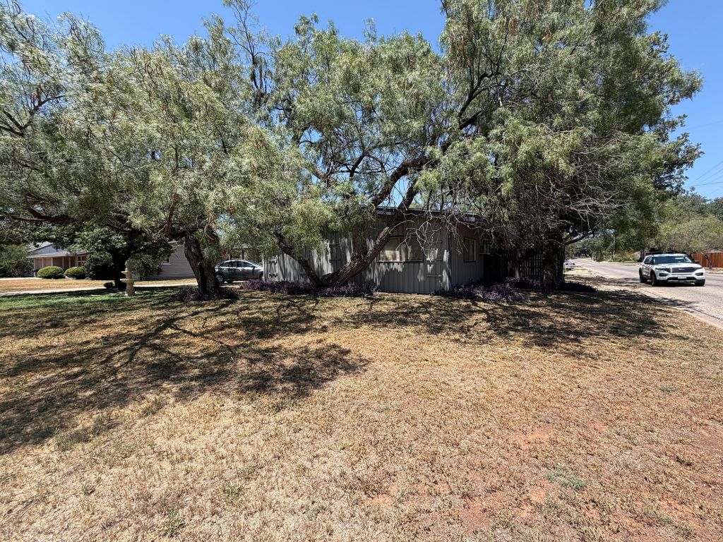 Image 2 of property listing at 2702 University Avenue, San Angelo, TX 76904