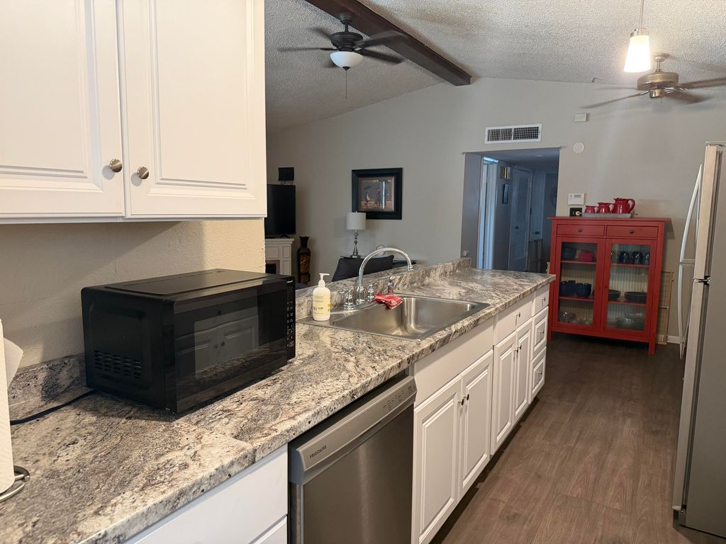 Image 5 of property listing at 2702 University Avenue, San Angelo, TX 76904