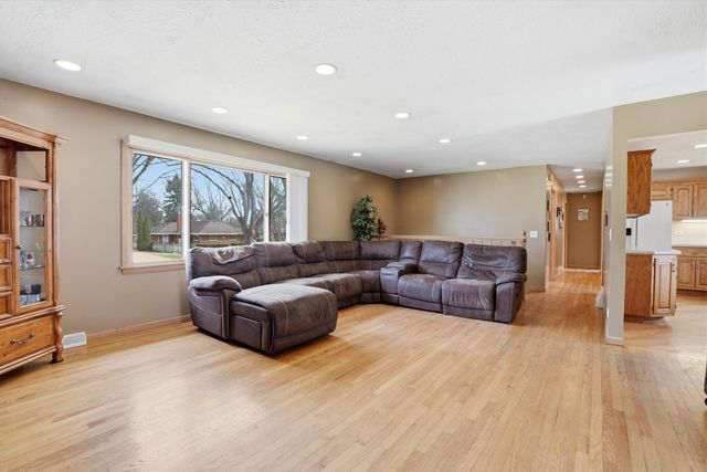 130 N Horner Lane, Mount Prospect, IL 60056
