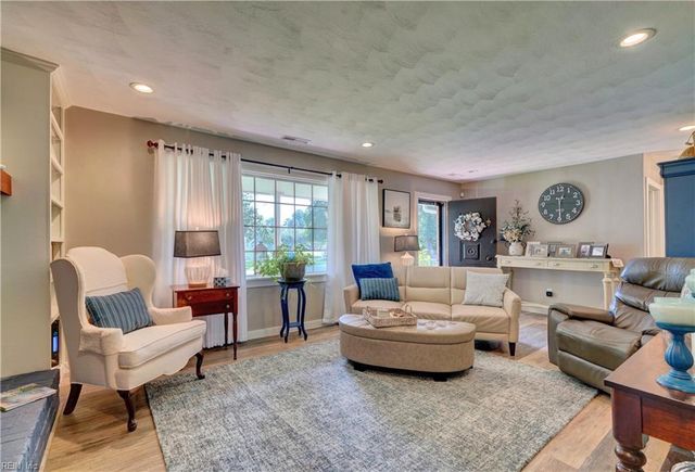 2725 Sterling Point Dr, Portsmouth, VA 23703