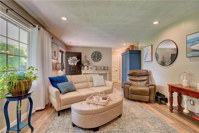 2725 Sterling Point Dr, Portsmouth, VA 23703