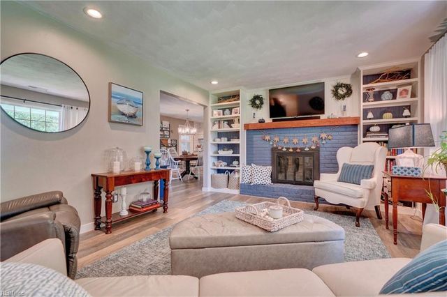 2725 Sterling Point Dr, Portsmouth, VA 23703