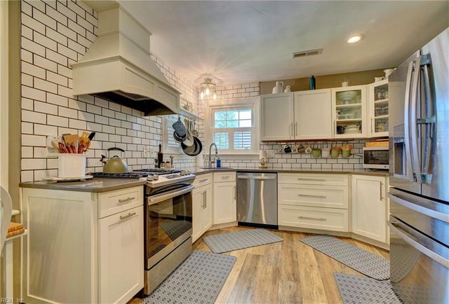 2725 Sterling Point Dr, Portsmouth, VA 23703