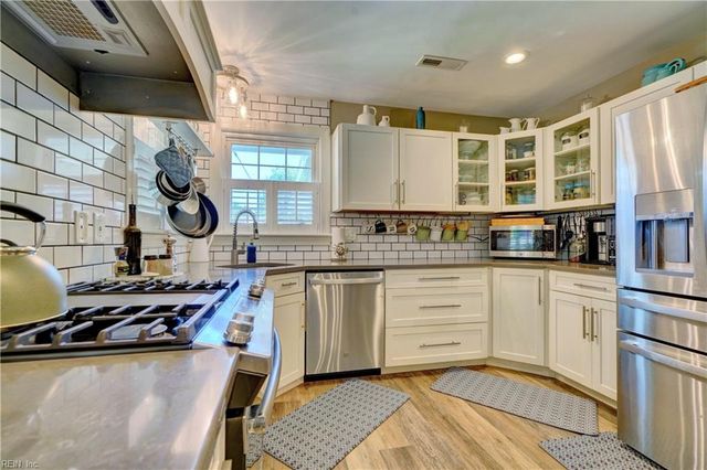 2725 Sterling Point Dr, Portsmouth, VA 23703