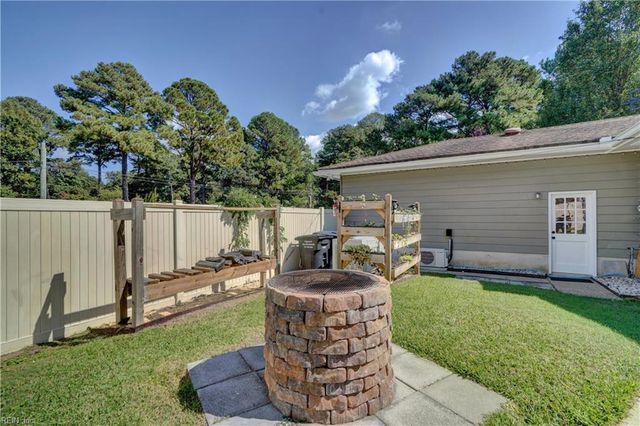 2725 Sterling Point Dr, Portsmouth, VA 23703