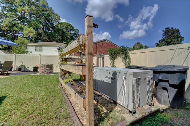 2725 Sterling Point Dr, Portsmouth, VA 23703