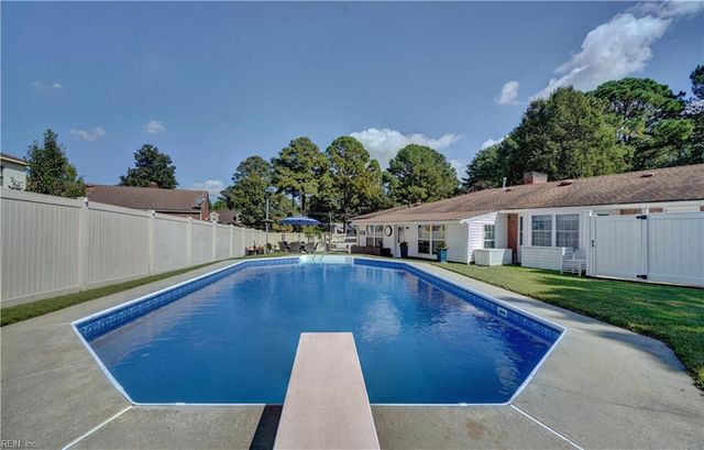 2725 Sterling Point Dr, Portsmouth, VA 23703