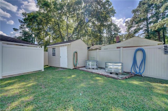 2725 Sterling Point Dr, Portsmouth, VA 23703