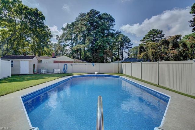 2725 Sterling Point Dr, Portsmouth, VA 23703