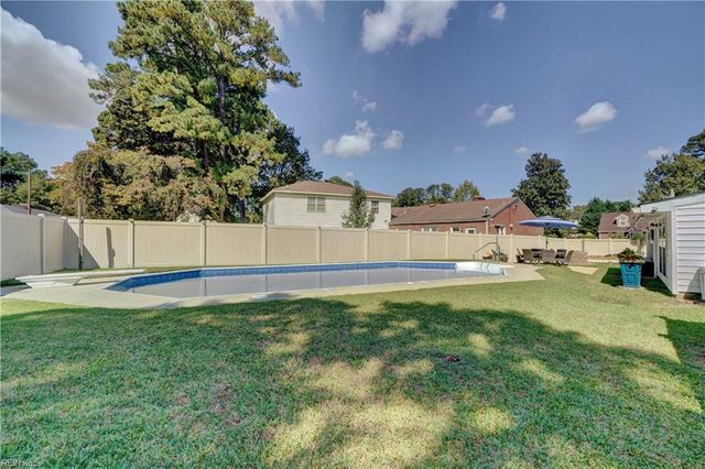 2725 Sterling Point Dr, Portsmouth, VA 23703