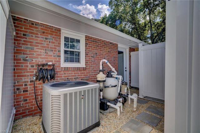 2725 Sterling Point Dr, Portsmouth, VA 23703