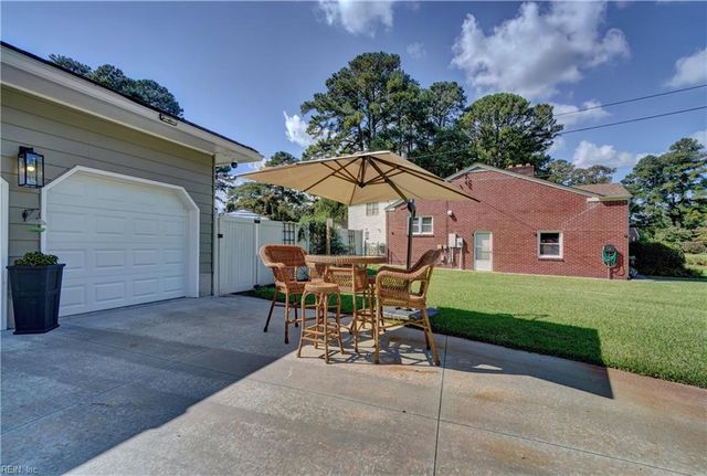 2725 Sterling Point Dr, Portsmouth, VA 23703