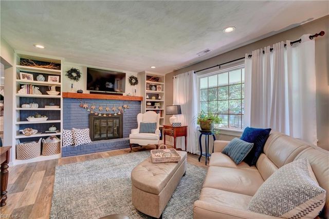 2725 Sterling Point Dr, Portsmouth, VA 23703