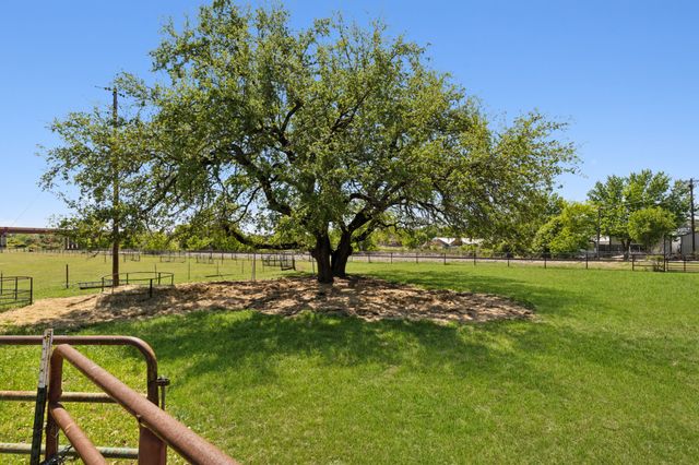2301 NE Loop 567, Granbury, TX 76048
