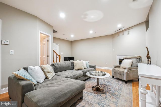 1057 GRAND OAK WAY, Rockville, MD 20852