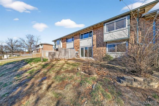 977 Cardello Drive, Manchester, MO 63021