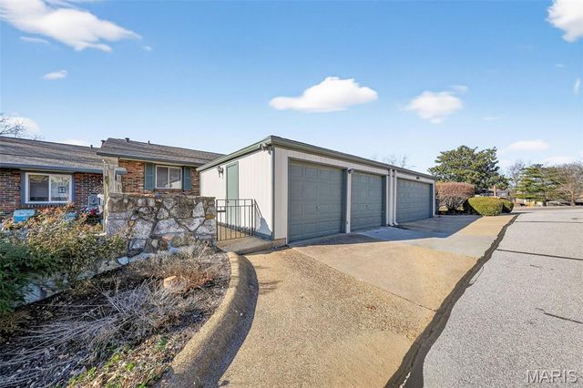 977 Cardello Drive, Manchester, MO 63021