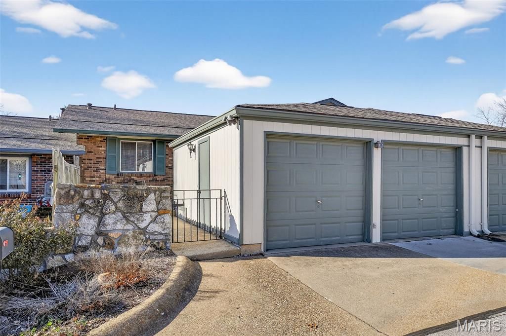 977 Cardello Drive, Manchester, MO 63021