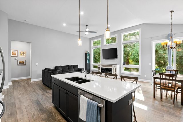 651 Elizabeth Way, Hudson, WI 54016