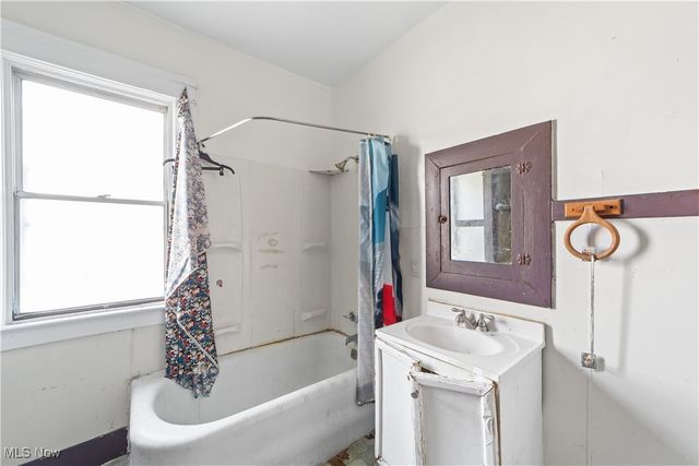 911 W 9th Street, Lorain, OH 44052