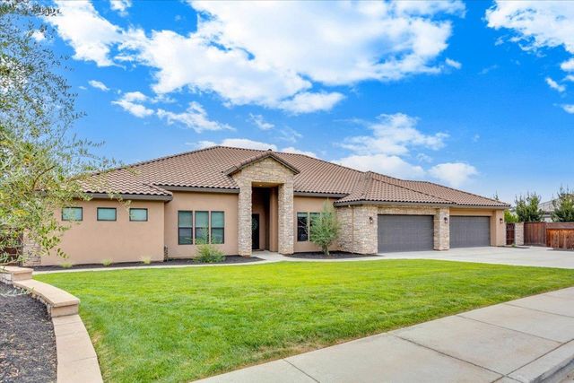 10407 Fox Borough Dr, Oakdale, CA 95361