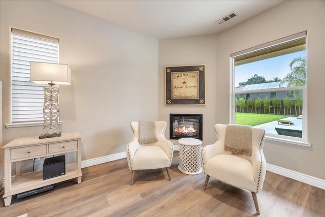 10407 Fox Borough Dr, Oakdale, CA 95361