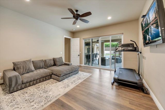 10407 Fox Borough Dr, Oakdale, CA 95361