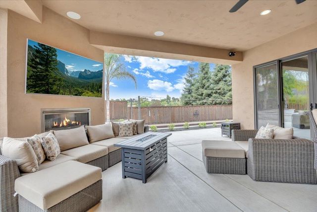 10407 Fox Borough Dr, Oakdale, CA 95361