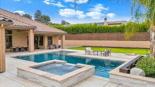 10407 Fox Borough Dr, Oakdale, CA 95361