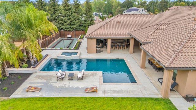 10407 Fox Borough Dr, Oakdale, CA 95361